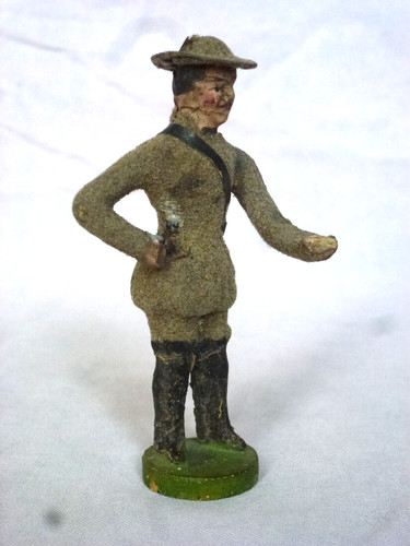 Uralte figur auf holzsockel - figur,