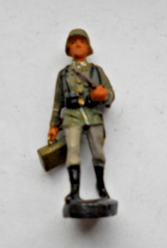 Soldat mit munitionskoffer - soldat,